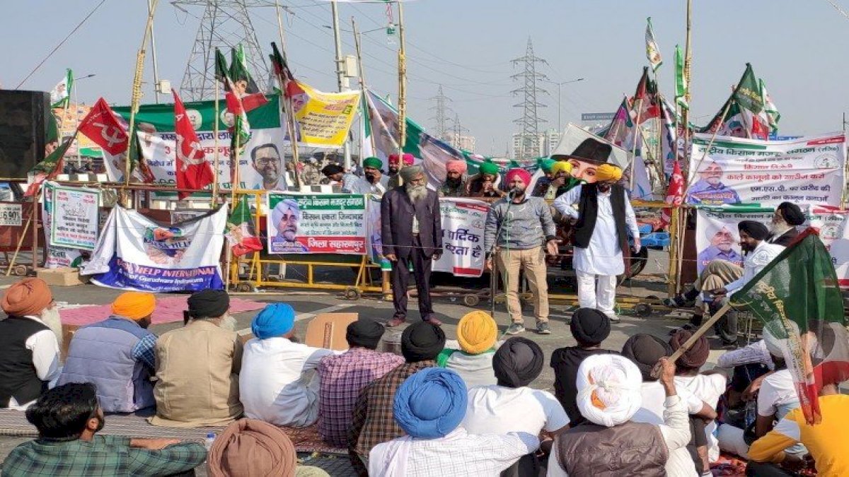 दिल्ली के सभी रास्ते बंद करने की तैयारी, राजस्थान-हरियाणा बॉर्डर पर जमा हुए किसान दिल्ली के सभी रास्ते बंद करने की तैयारी, राजस्थान-हरियाणा बॉर्डर पर जमा हुए किसान