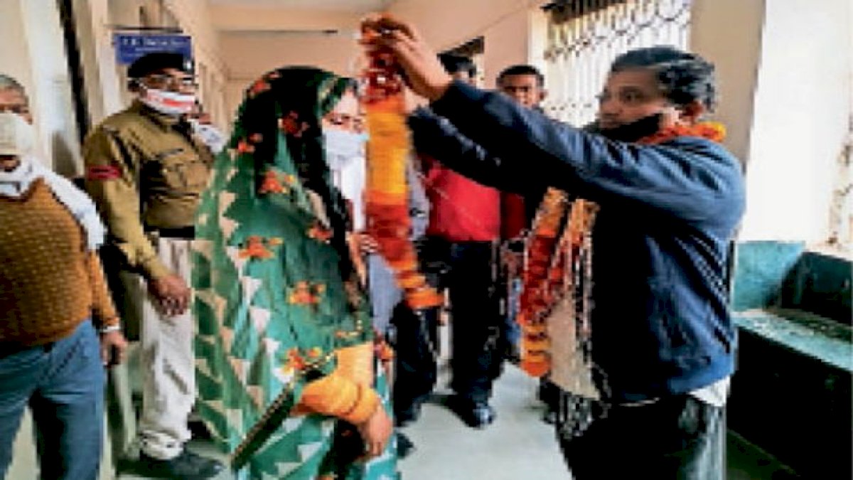 मध्य प्रदेश के बैतूल में 11 साल बाद पति ने पत्नी को पहनाई वरमाला मध्य प्रदेश के बैतूल में 11 साल बाद पति ने पत्नी को पहनाई वरमाला