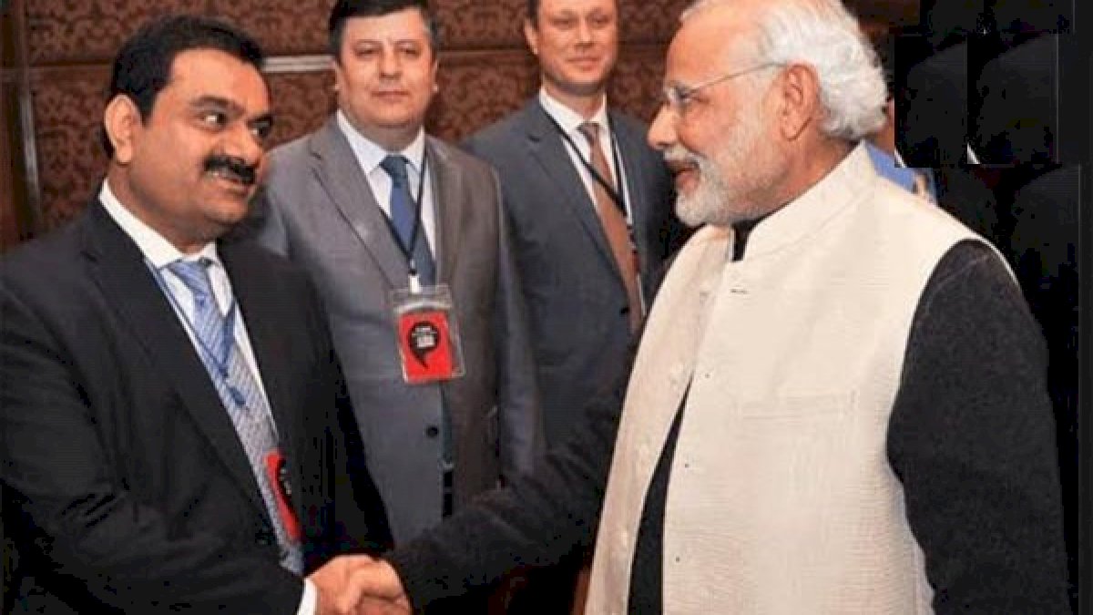 किसानों ने कहा, अन्न भंडार पर अडानी के क़ब्ज़े की आशंका, 5 साल में बनीं अडानी एग्री की 21 कंपनियां किसानों ने कहा, अन्न भंडार पर अडानी के क़ब्ज़े की आशंका, 5 साल में बनीं अडानी एग्री की 21 कंपनियां