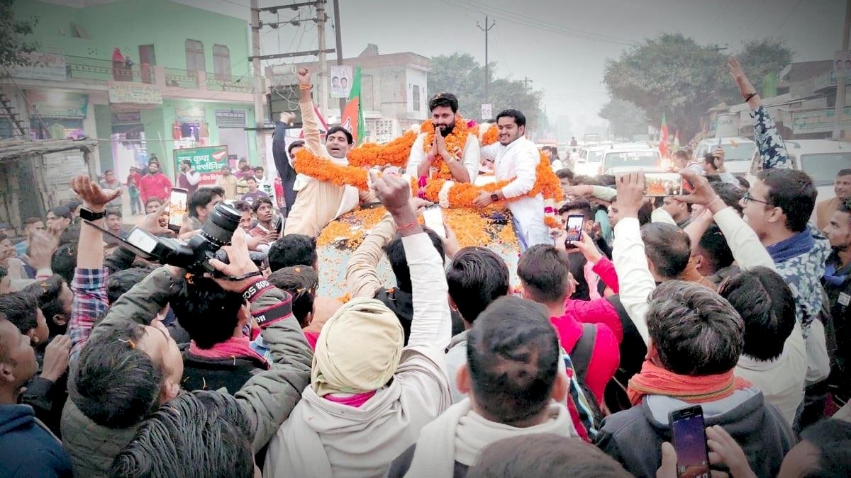 बीजेपी नेता समेत 100 समर्थकों पर मुकदमा दर्ज, जानिए क्या है मामला बीजेपी नेता समेत 100 समर्थकों पर मुकदमा दर्ज, जानिए क्या है मामला