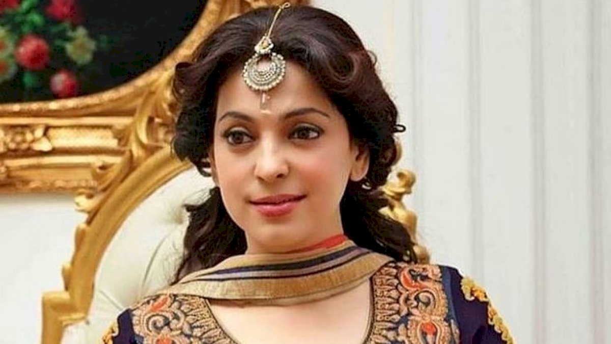 मुंबई हवाई अड्डे पर गिरा जूही चावला का झुमका, ढूँढने वाले के देंगी इनाम मुंबई हवाई अड्डे पर गिरा जूही चावला का झुमका, ढूँढने वाले के देंगी इनाम
