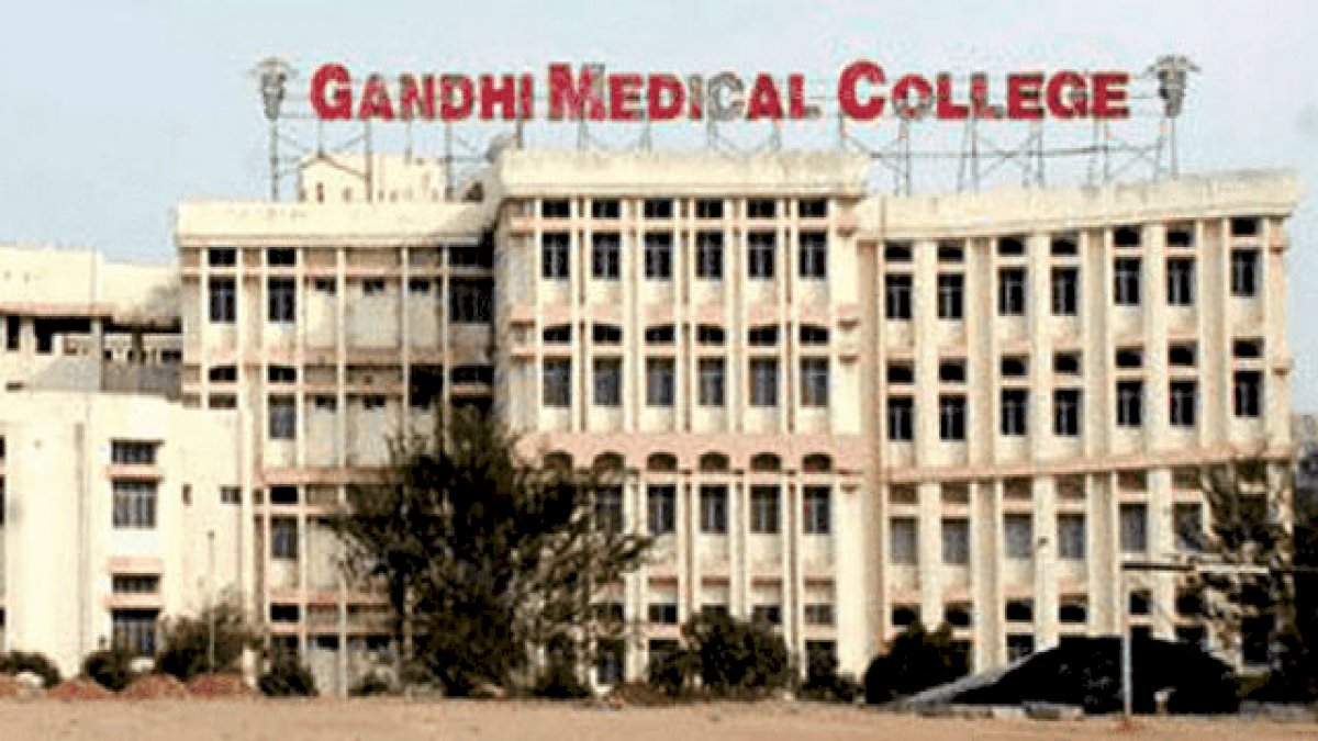 Bhopal: गांधी मेडिकल कॉलेज के डॉक्टर बाहरी लोगों की नियुक्ति से खफा Bhopal: गांधी मेडिकल कॉलेज के डॉक्टर बाहरी लोगों की नियुक्ति से खफा