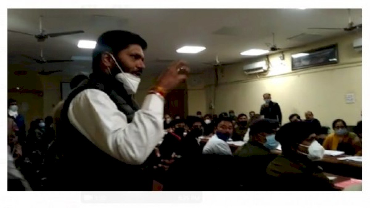 कुर्सी नहीं मिली तो कलेक्टर का झाड़ दिया जनपद अध्यक्ष ने कुर्सी नहीं मिली तो कलेक्टर का झाड़ दिया जनपद अध्यक्ष ने
