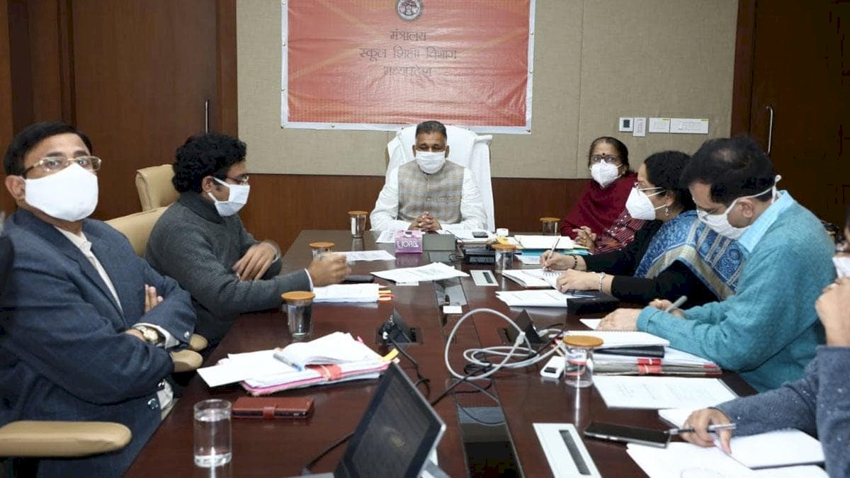 मध्य प्रदेश में 18 दिसंबर से स्कूल खोलने का फरमान, निजी स्कूल संचालकों के दबाव में फ़ैसला मध्य प्रदेश में 18 दिसंबर से स्कूल खोलने का फरमान, निजी स्कूल संचालकों के दबाव में फ़ैसला