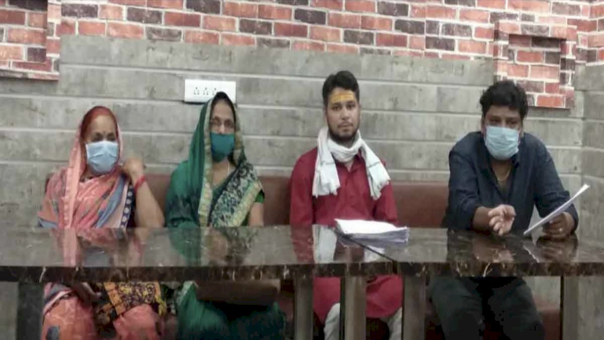 ज्योतिरादित्य सिंधिया ने पुजारी परिवार को किया था मंदिर से बाहर, लेकिन कोर्ट ने वापस दाखिल कराया ज्योतिरादित्य सिंधिया ने पुजारी परिवार को किया था मंदिर से बाहर, लेकिन कोर्ट ने वापस दाखिल कराया