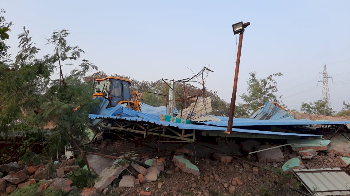 Ratlam: अवैध निर्माण पर चला प्रशासन का बुलडोज़र Ratlam: अवैध निर्माण पर चला प्रशासन का बुलडोज़र