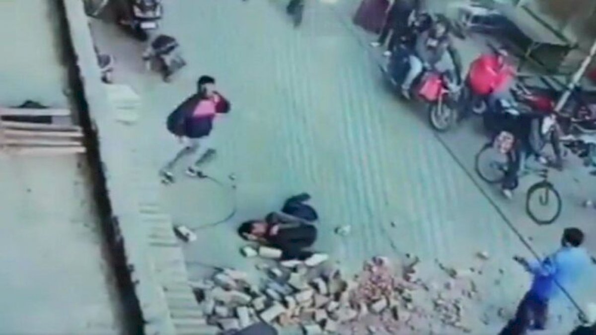 राजस्थान के भरतपुर में राहगीर पर अचानक गिरा खंभा, वायरल हुआ हादसे का CCTV वीडियो राजस्थान के भरतपुर में राहगीर पर अचानक गिरा खंभा, वायरल हुआ हादसे का CCTV वीडियो