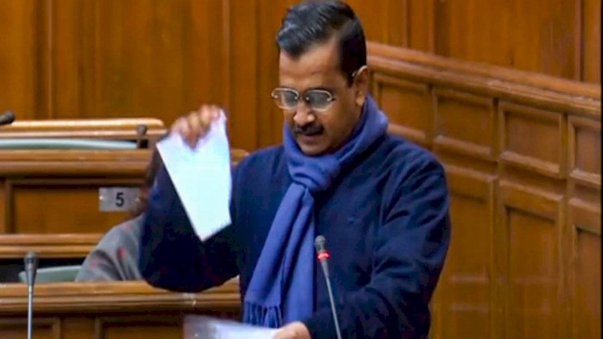 केजरीवाल ने विधानसभा में फाड़ीं कृषि कानूनों की प्रतियां, कहा- देश का हर किसान भगत सिंह केजरीवाल ने विधानसभा में फाड़ीं कृषि कानूनों की प्रतियां, कहा- देश का हर किसान भगत सिंह