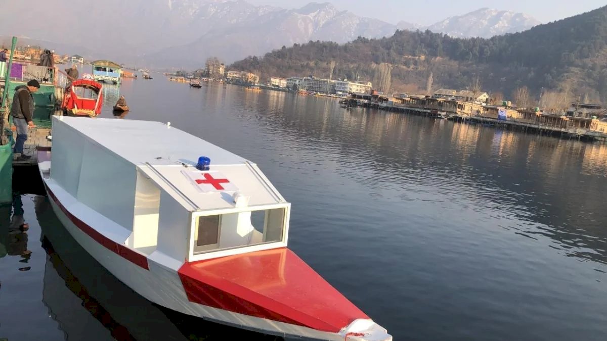 Floating Ambulance: डल झील में चली पहली शिकारा एंबुलेंस Floating Ambulance: डल झील में चली पहली शिकारा एंबुलेंस