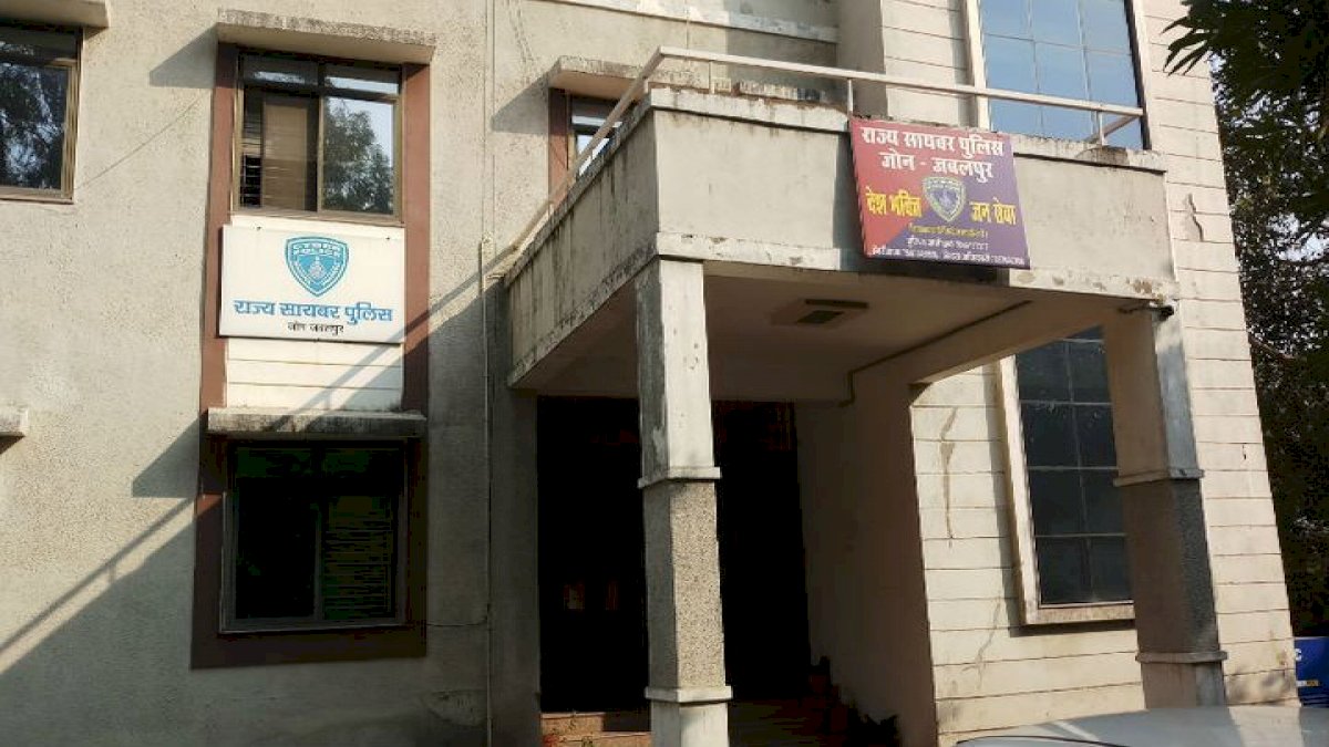जबलपुर के दो सब इंस्पेक्टर्स के साथ नोएडा में मारपीट, एक की सर्विस रिवॉल्वर भी छीनी जबलपुर के दो सब इंस्पेक्टर्स के साथ नोएडा में मारपीट, एक की सर्विस रिवॉल्वर भी छीनी