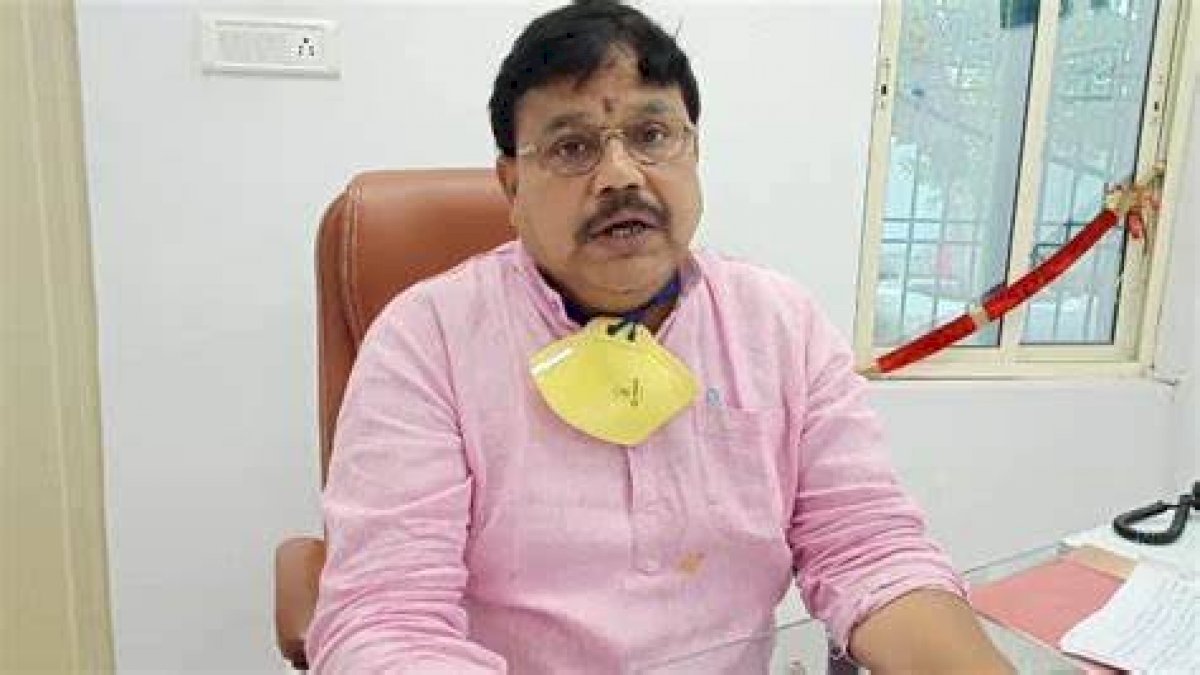 शिवराज सरकार के मंत्री प्रद्युम्न सिंह की गाड़ी ने बाइक को मारी टक्कर, महिला की मौत शिवराज सरकार के मंत्री प्रद्युम्न सिंह की गाड़ी ने बाइक को मारी टक्कर, महिला की मौत