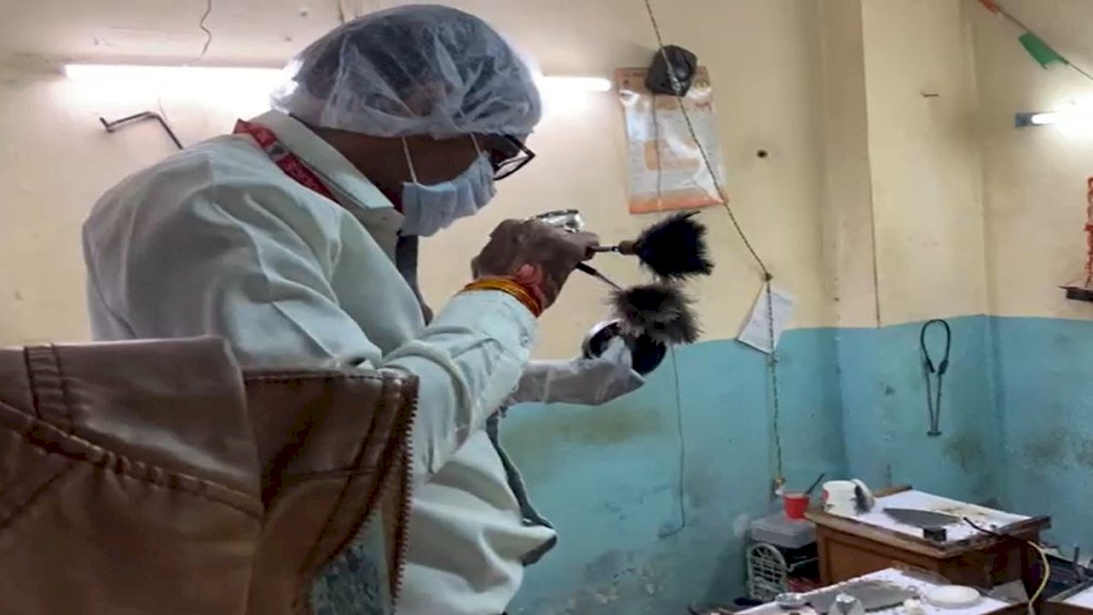 इंदौर के छोटे सर्राफे में बड़ी चोरी, 60 लाख का सोना लेकर फरार हुए चोर इंदौर के छोटे सर्राफे में बड़ी चोरी, 60 लाख का सोना लेकर फरार हुए चोर