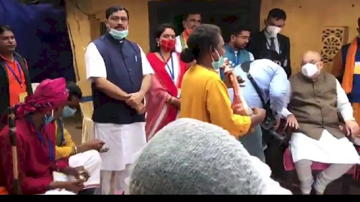 अमित शाह के सम्मान में गाते रहे लोक गायक, कैमरे पर लगा रहा गृह मंत्री का सारा ध्यान अमित शाह के सम्मान में गाते रहे लोक गायक, कैमरे पर लगा रहा गृह मंत्री का सारा ध्यान