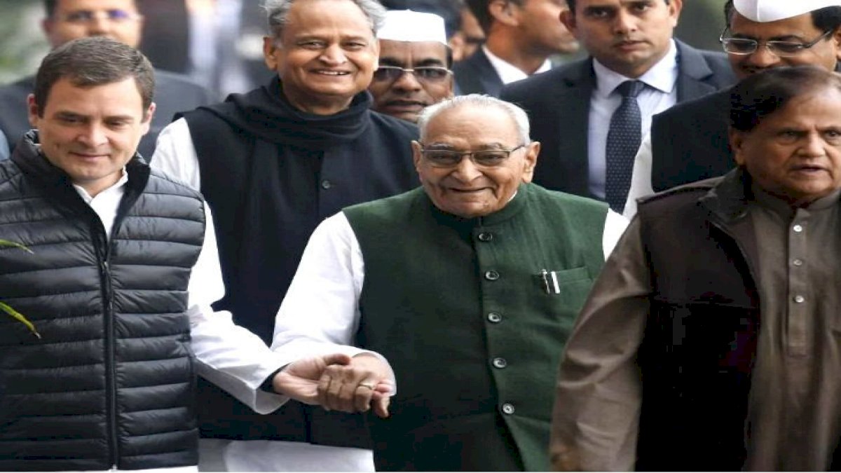 मोतीलाल वोरा के निधन पर शोक में डूबी कांग्रेस, नेताओं ने लिखे भावुक संदेश मोतीलाल वोरा के निधन पर शोक में डूबी कांग्रेस, नेताओं ने लिखे भावुक संदेश