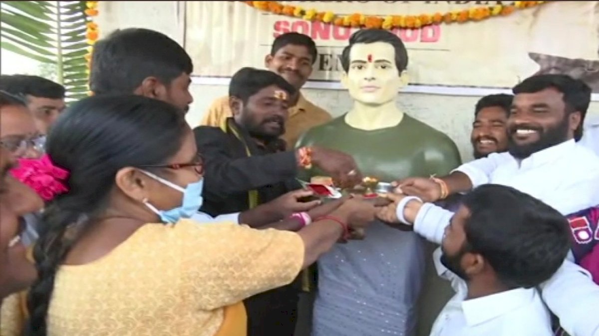 तेलंगाना में बना सोनू सूद का मंदिर, अभिनेता को पूजने लगे हैं लोग तेलंगाना में बना सोनू सूद का मंदिर, अभिनेता को पूजने लगे हैं लोग
