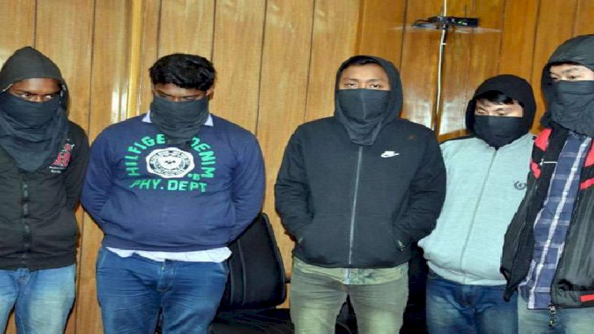 मध्य प्रदेश के तीन पुलिसकर्मी नोएडा में गिरफ्तार, घूस लेने का आरोप मध्य प्रदेश के तीन पुलिसकर्मी नोएडा में गिरफ्तार, घूस लेने का आरोप