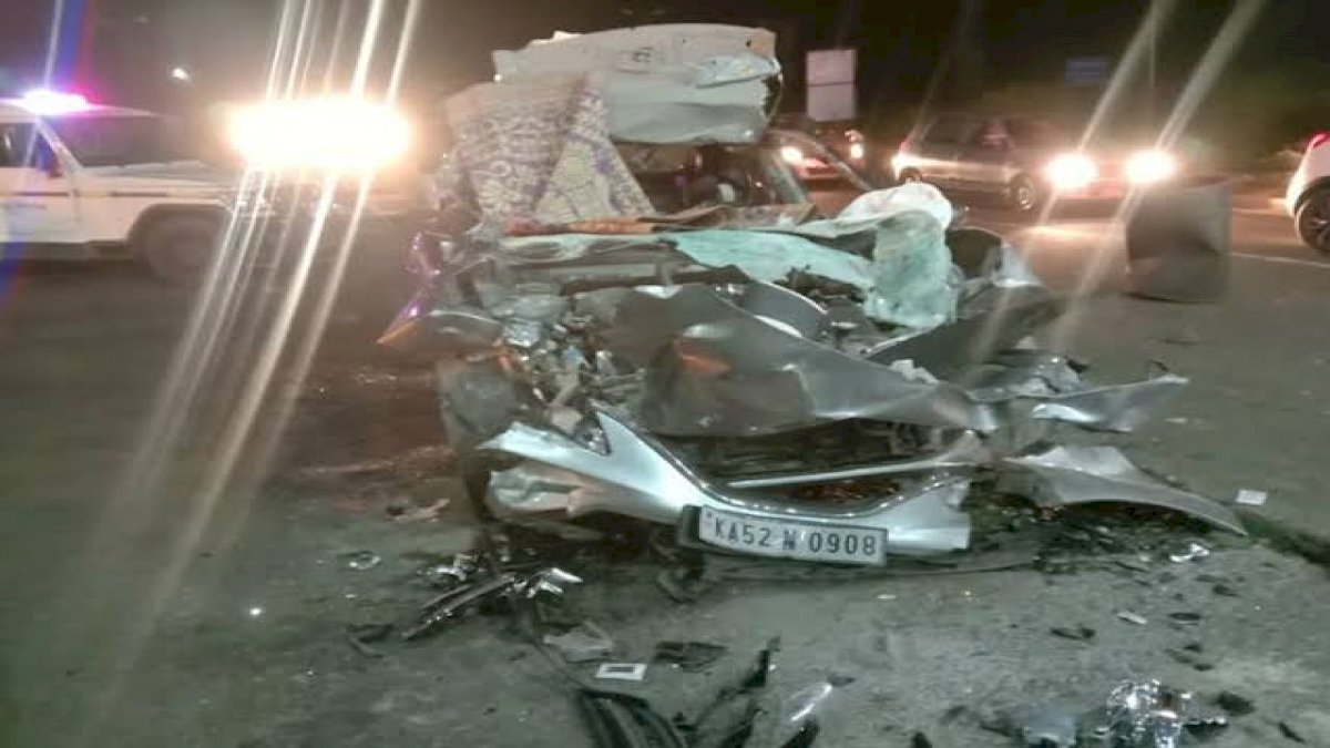 सिवनी में कार दुर्घटना में एक ही परिवार के पांच लोगों की मौत, बनारस से बैंगलोर जा रहा था परिवार सिवनी में कार दुर्घटना में एक ही परिवार के पांच लोगों की मौत, बनारस से बैंगलोर जा रहा था परिवार