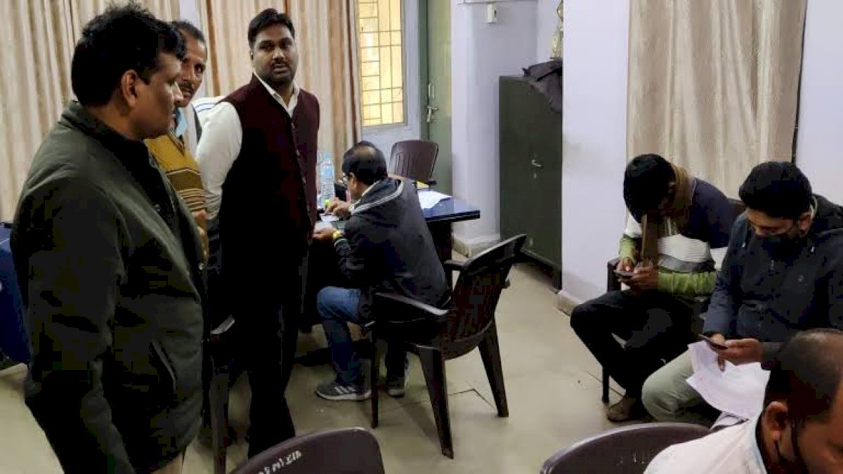 लोकायुक्त ने बिजली कंपनी के उप महाप्रबंधक को रिश्वत लेते रंगे हाथ पकड़ा लोकायुक्त ने बिजली कंपनी के उप महाप्रबंधक को रिश्वत लेते रंगे हाथ पकड़ा