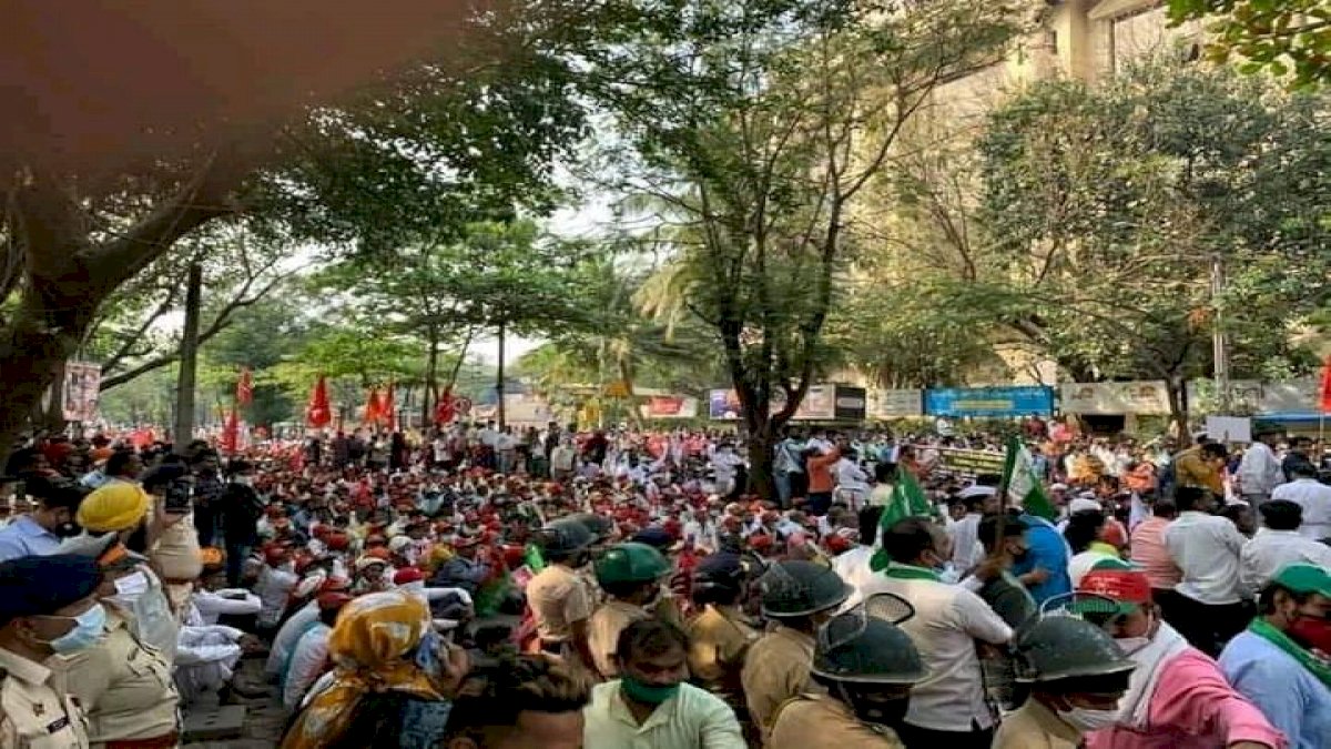 कॉरपोरेट दफ्तरों तक पहुंची किसानों के प्रदर्शन की आंच, मुंबई में बांद्रा-कुर्ला पर अंबानी के दफ्तर तक मार्च कॉरपोरेट दफ्तरों तक पहुंची किसानों के प्रदर्शन की आंच, मुंबई में बांद्रा-कुर्ला पर अंबानी के दफ्तर तक मार्च