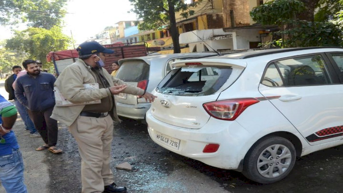 अपराधियों ने किया आधी रात को हमला, गृहमंत्री नरोत्तम मिश्रा के ओएसडी समेत कइयों की गाड़ियां तोड़ीं अपराधियों ने किया आधी रात को हमला, गृहमंत्री नरोत्तम मिश्रा के ओएसडी समेत कइयों की गाड़ियां तोड़ीं