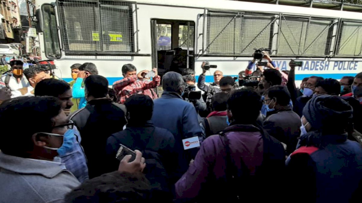 एमपी पुलिस ने किसान दिवस मनाने आ रहे नेताओं और प्रदर्शनकारियों को किया गिरफ्तार एमपी पुलिस ने किसान दिवस मनाने आ रहे नेताओं और प्रदर्शनकारियों को किया गिरफ्तार