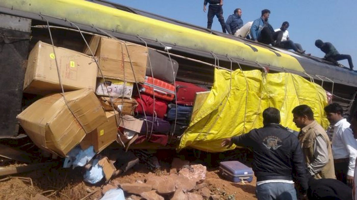 Damoh Bus Accident: बेकाबू बस पलटी 4 की मौत, दस से ज़्यादा यात्री घायल Damoh Bus Accident: बेकाबू बस पलटी 4 की मौत, दस से ज़्यादा यात्री घायल