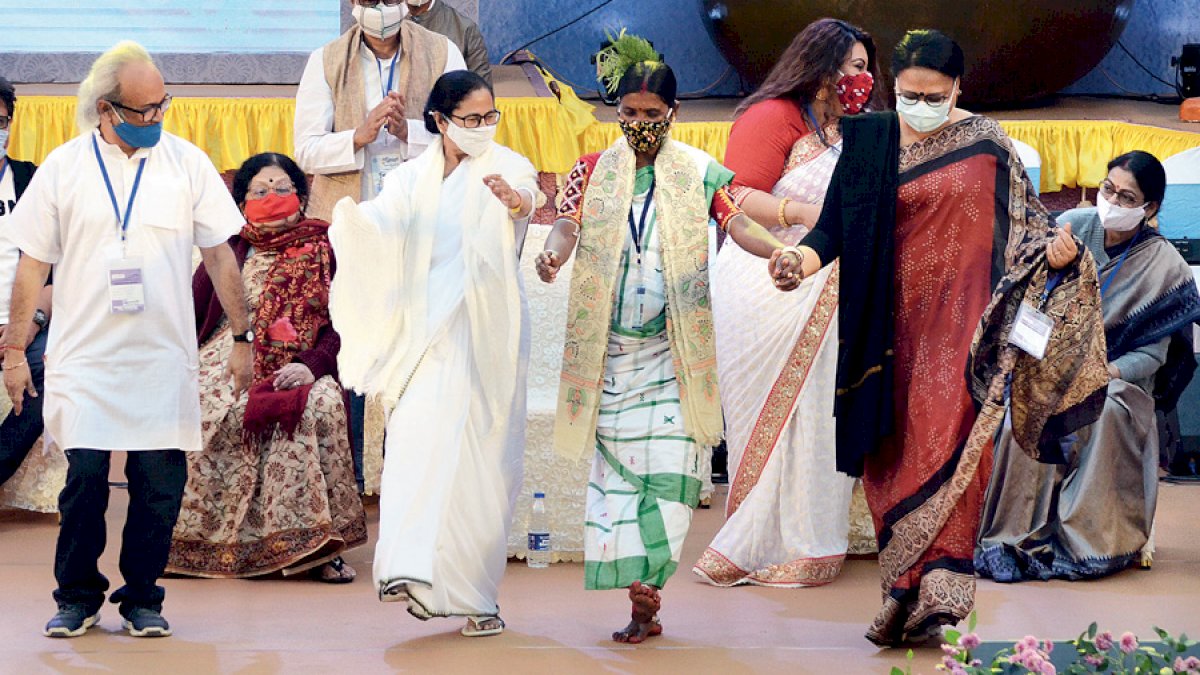 ममता बनर्जी ने कहा, बंगाल को नहीं बनने देंगे गुजरात, आदिवासी कलाकारों के साथ किया डांस ममता बनर्जी ने कहा, बंगाल को नहीं बनने देंगे गुजरात, आदिवासी कलाकारों के साथ किया डांस