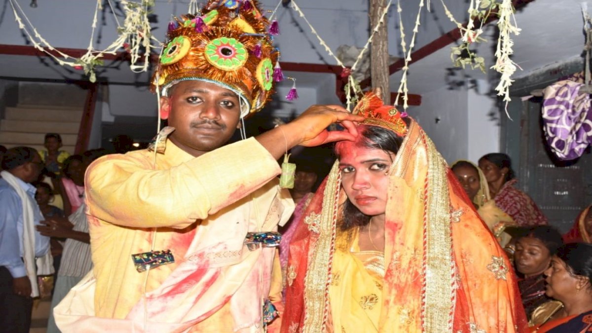ज़मीन हड़पने के मकसद से आदिवासी लड़कियों से शादी करना पड़ सकता है भारी ज़मीन हड़पने के मकसद से आदिवासी लड़कियों से शादी करना पड़ सकता है भारी