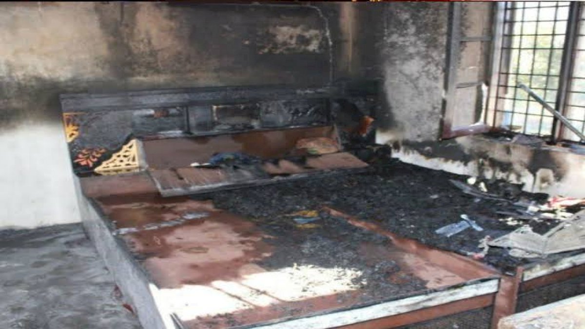 Ujjain SDM के सरकारी आवास में लगी भीषण आग, बेडरूम का सारा सामान हुआ जलकर ख़ाक Ujjain SDM के सरकारी आवास में लगी भीषण आग, बेडरूम का सारा सामान हुआ जलकर ख़ाक