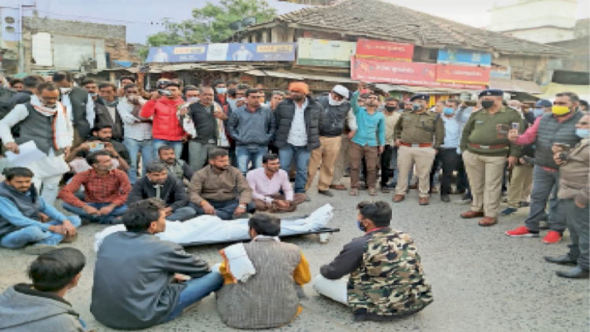 होशंगाबाद में अवैध रेत खनन करने से रोकने पर किसान की हत्या, किसान के परिजनों का बीजेपी नेताओं पर आरोप होशंगाबाद में अवैध रेत खनन करने से रोकने पर किसान की हत्या, किसान के परिजनों का बीजेपी नेताओं पर आरोप