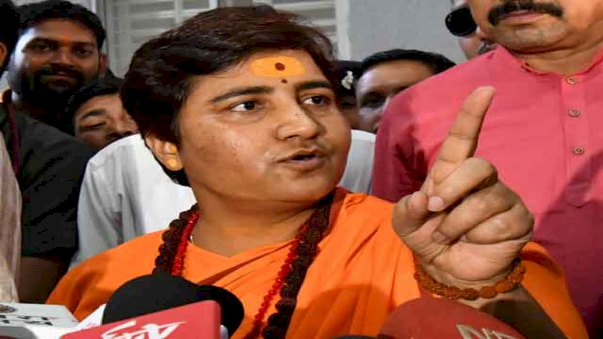प्रज्ञा ठाकुर पीछे कुर्सी मिलने पर भड़कीं, मुख्यमंत्री के आने से पहले कार्यक्रम छोड़कर गईं प्रज्ञा ठाकुर पीछे कुर्सी मिलने पर भड़कीं, मुख्यमंत्री के आने से पहले कार्यक्रम छोड़कर गईं