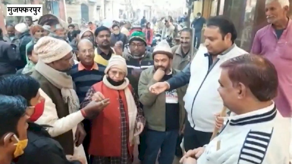मुज़फ़्फरपुर में व्यापारियों को लाठी और सीटी बांट रहे कांग्रेस विधायक, दरभंगा लूटकांड से डरे हुए हैं कारोबारी मुज़फ़्फरपुर में व्यापारियों को लाठी और सीटी बांट रहे कांग्रेस विधायक, दरभंगा लूटकांड से डरे हुए हैं कारोबारी