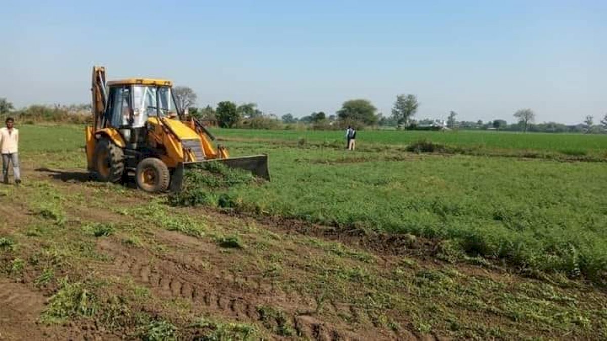 37 एकड़ खेत पर 10 घंटे जेसीबी चलाकर नष्ट की फसल, सीहोर प्रशासन का दावा सरकारी ज़मीन पर हुई थी खेती 37 एकड़ खेत पर 10 घंटे जेसीबी चलाकर नष्ट की फसल, सीहोर प्रशासन का दावा सरकारी ज़मीन पर हुई थी खेती