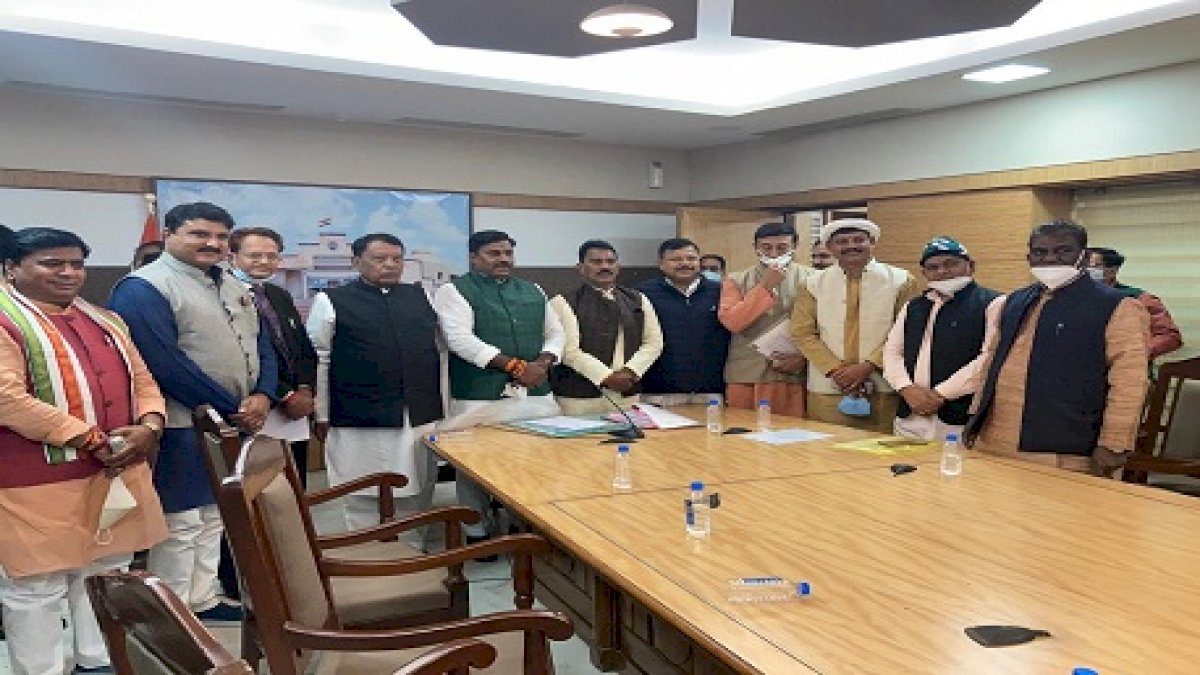 28 नवनिर्वाचित विधायकों ने शपथ ली, प्रोटेम स्पीकर रामेश्वर शर्मा ने दिलाई शपथ 28 नवनिर्वाचित विधायकों ने शपथ ली, प्रोटेम स्पीकर रामेश्वर शर्मा ने दिलाई शपथ