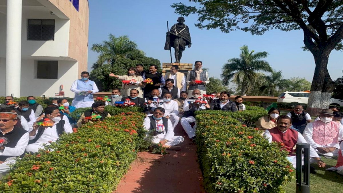 कांग्रेस का हाथ, किसानों के साथ, विधानसभा परिसर में कांग्रेस का मौन प्रदर्शन कांग्रेस का हाथ, किसानों के साथ, विधानसभा परिसर में कांग्रेस का मौन प्रदर्शन