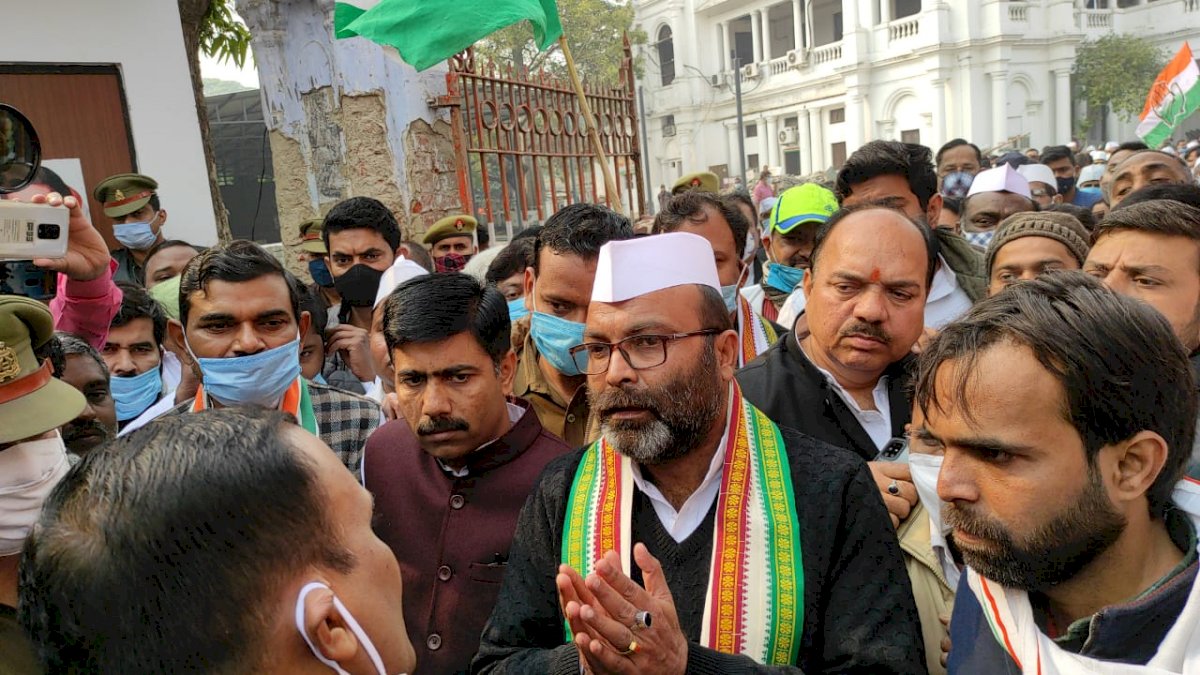 लखनऊ में पुलिस ने बापू प्रतिमा पर माल्यार्पण से रोका तो उपवास पर बैठे प्रदेश कांग्रेस अध्यक्ष लखनऊ में पुलिस ने बापू प्रतिमा पर माल्यार्पण से रोका तो उपवास पर बैठे प्रदेश कांग्रेस अध्यक्ष