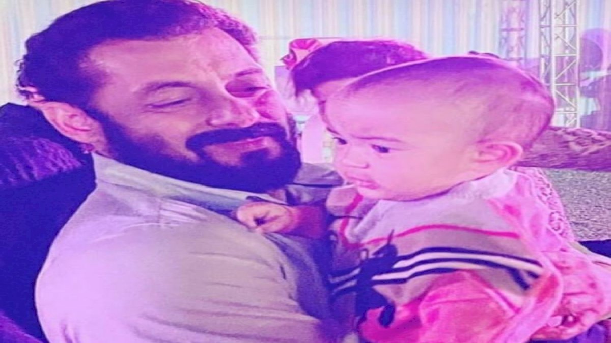 सलमान खान ने अपनी एक साल की भांजी आयत के साथ सेलीब्रेट किया बर्थ डे सलमान खान ने अपनी एक साल की भांजी आयत के साथ सेलीब्रेट किया बर्थ डे