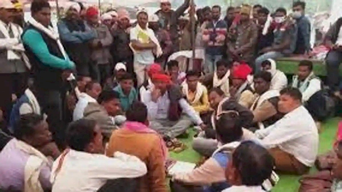 Chhattisgarh: कांकेर में BSF कैंप बनाने के खिलाफ हज़ारों आदिवासियों का प्रदर्शन Chhattisgarh: कांकेर में BSF कैंप बनाने के खिलाफ हज़ारों आदिवासियों का प्रदर्शन