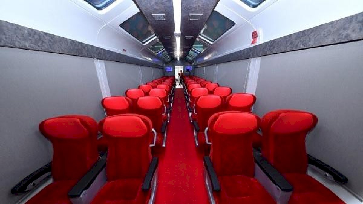 Vistadome Tourist Coach: सैलानियों के लिए विशेष विस्टाडोम कोच का परीक्षण Vistadome Tourist Coach: सैलानियों के लिए विशेष विस्टाडोम कोच का परीक्षण
