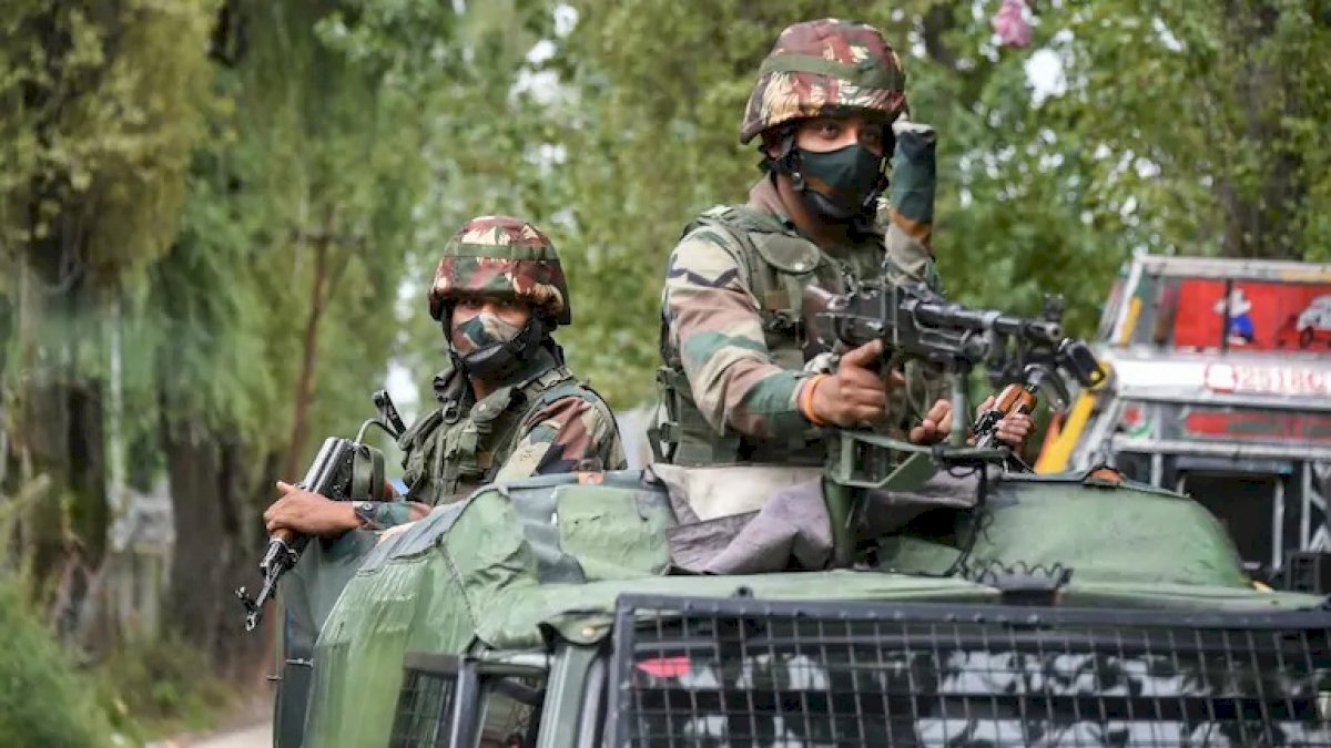 जम्मू-कश्मीर: पुलिस का तीन आतंकियों को मारने का दावा, निर्दोष बताकर धरने पर बैठे परिजन जम्मू-कश्मीर: पुलिस का तीन आतंकियों को मारने का दावा, निर्दोष बताकर धरने पर बैठे परिजन