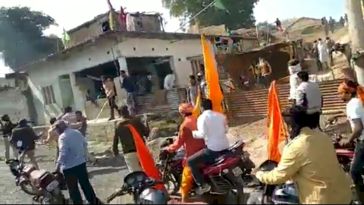 इंदौर प्रशासन पर एकपक्षीय कार्रवाई का आरोप, 15 अल्पसंख्यकों के मकान ढहाने का इल्ज़ाम इंदौर प्रशासन पर एकपक्षीय कार्रवाई का आरोप, 15 अल्पसंख्यकों के मकान ढहाने का इल्ज़ाम