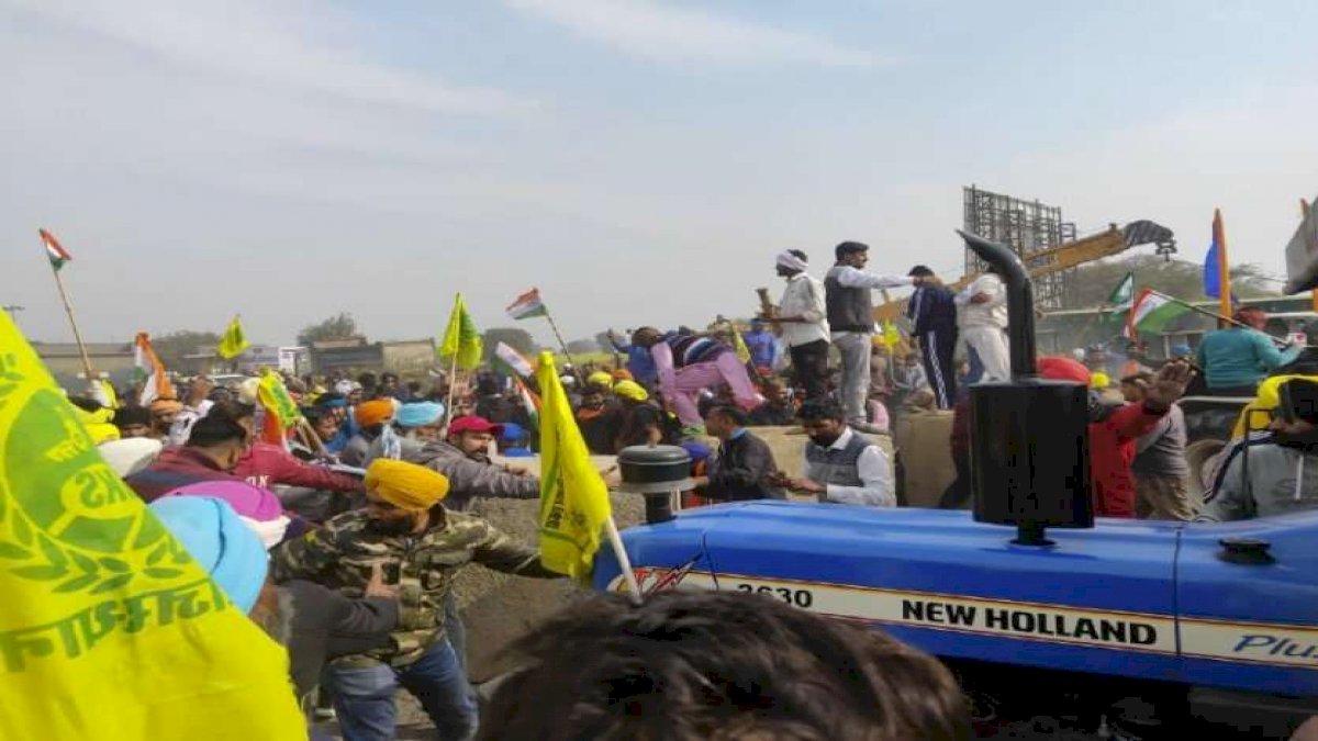 शाहजहांपुर बॉर्डर पर बैठे किसानों का सब्र टूटा, बैरिकेडिंग तोड़ हरियाणा में घुसे शाहजहांपुर बॉर्डर पर बैठे किसानों का सब्र टूटा, बैरिकेडिंग तोड़ हरियाणा में घुसे