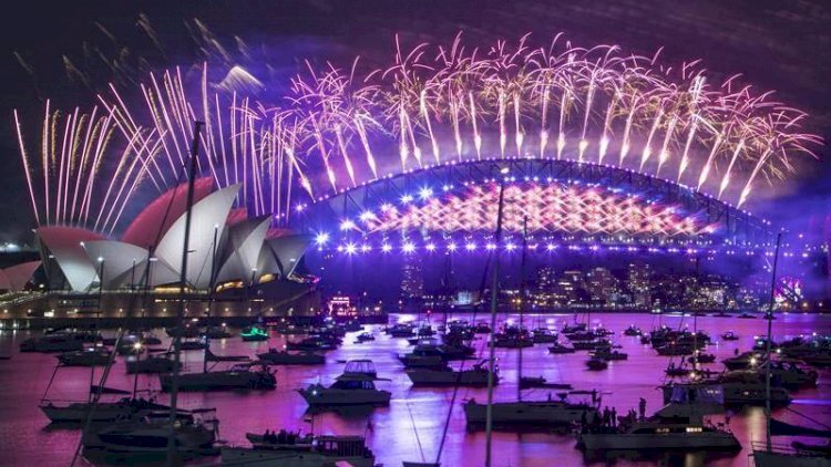 नए साल के स्वागत में जगमगाता ऑस्ट्रेलिया का मशहूर सिडनी हार्बर 