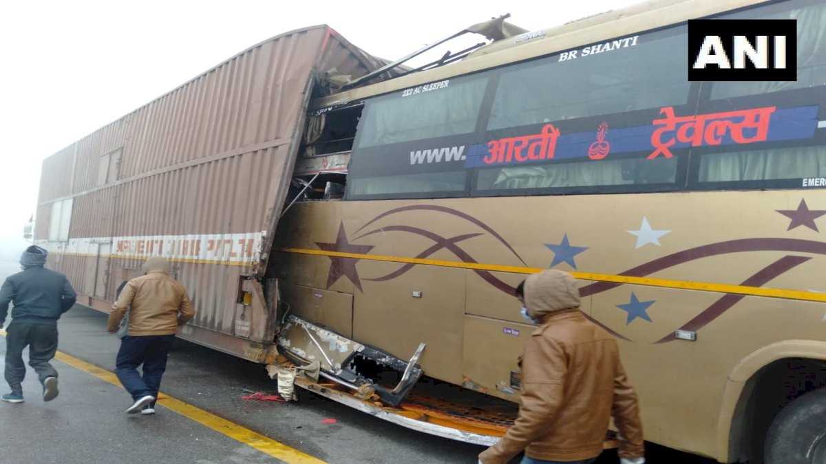 कोहरे का कहर: उन्नाव में सड़क हादसा, 5 की मौत, 6 यात्री घायल कोहरे का कहर: उन्नाव में सड़क हादसा, 5 की मौत, 6 यात्री घायल