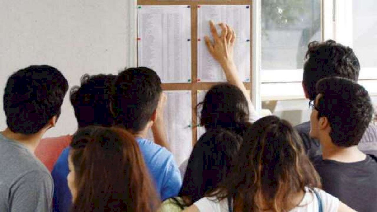 CBSE की 10वीं, 12वीं परीक्षा का फर्जी टाइम टेबल वायरल, सरकार ने छात्रों को किया सतर्क CBSE की 10वीं, 12वीं परीक्षा का फर्जी टाइम टेबल वायरल, सरकार ने छात्रों को किया सतर्क