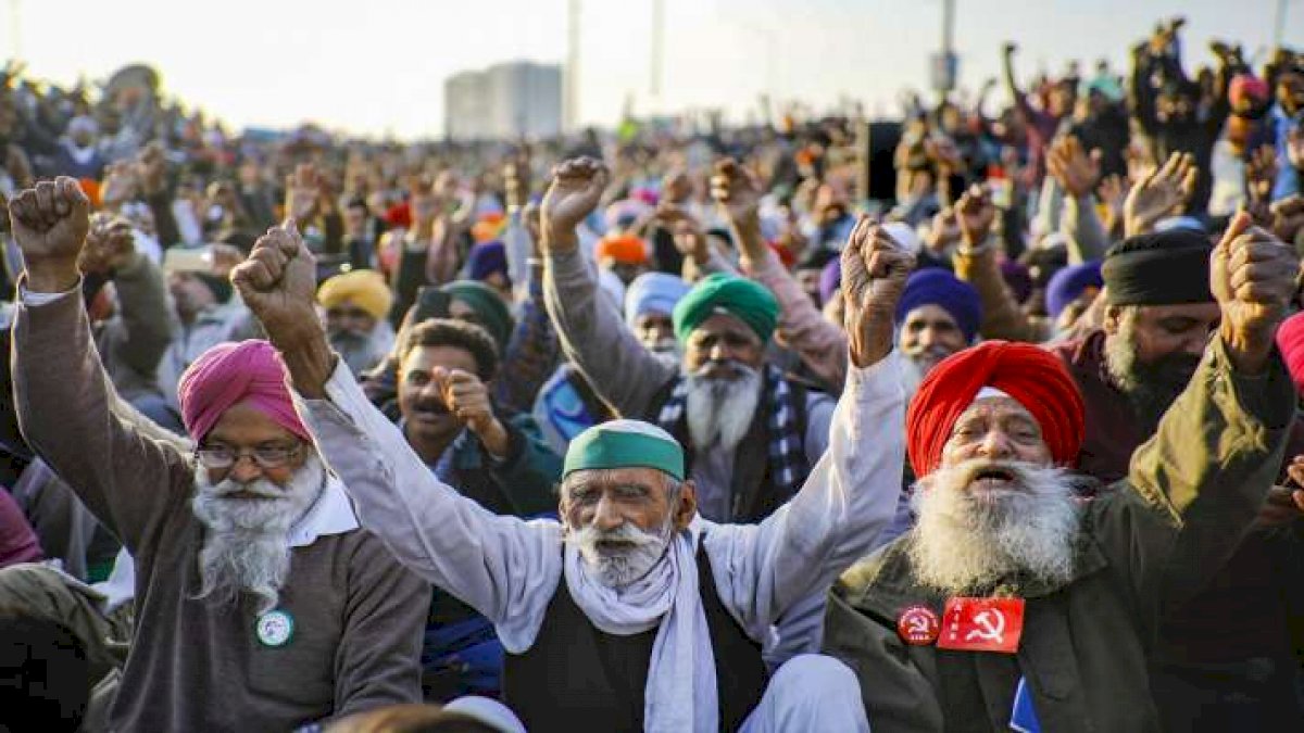 कृषि कानूनों पर 866 शिक्षकों ने की सरकार की पैरवी, किसानों को फ़ायदा होने का किया दावा कृषि कानूनों पर 866 शिक्षकों ने की सरकार की पैरवी, किसानों को फ़ायदा होने का किया दावा