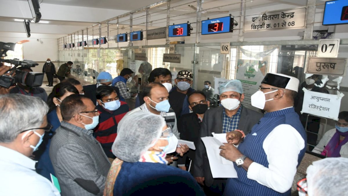 दवा के पर्चे पर सरकारी डॉक्टरों को लिखना होगा नाम, मोबाइल नंबर दवा के पर्चे पर सरकारी डॉक्टरों को लिखना होगा नाम, मोबाइल नंबर