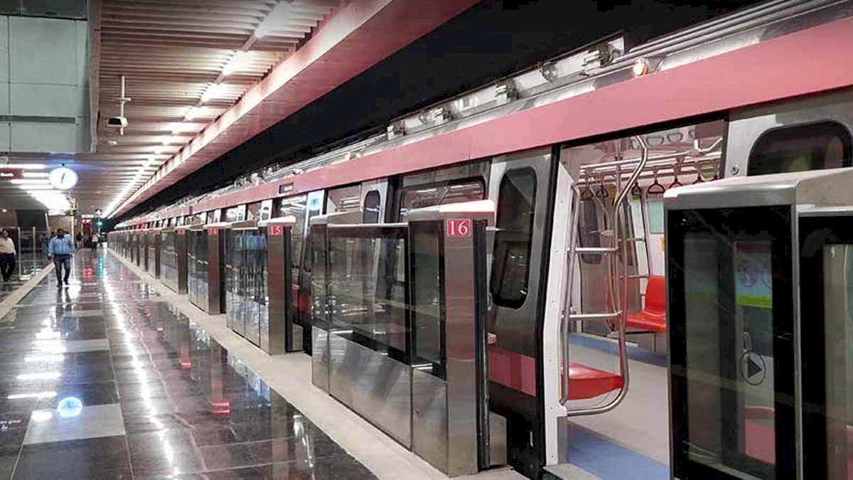 Delhi Metro: पिंक लाइन पर भी जल्द ही दौड़ेगी बिना ड्राइवर की मेट्रो Delhi Metro: पिंक लाइन पर भी जल्द ही दौड़ेगी बिना ड्राइवर की मेट्रो