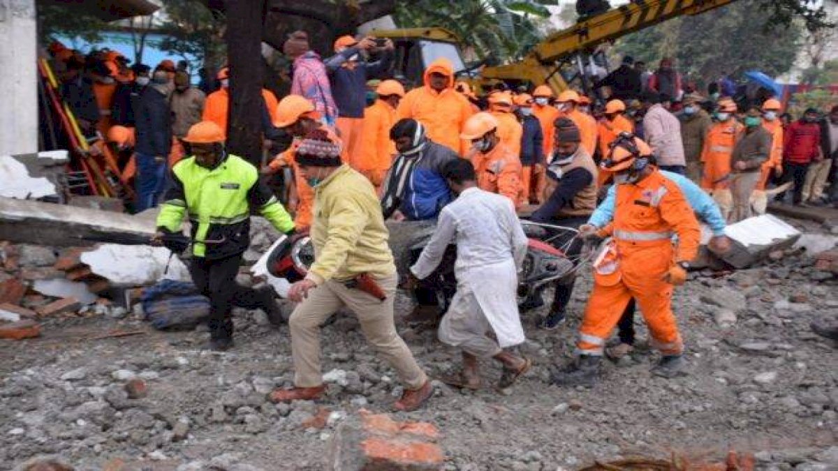 गाजियाबाद में भीषण हादसा: अंतिम संस्कार में लोगों पर गिरी छत, 18 की मौत गाजियाबाद में भीषण हादसा: अंतिम संस्कार में लोगों पर गिरी छत, 18 की मौत