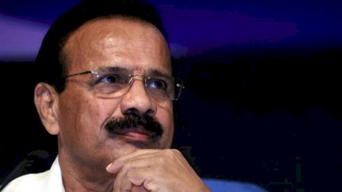 बेहोश होकर गिर पड़े केंद्रीय मंत्री सदानंद गौड़ा, अस्पताल में भर्ती बेहोश होकर गिर पड़े केंद्रीय मंत्री सदानंद गौड़ा, अस्पताल में भर्ती
